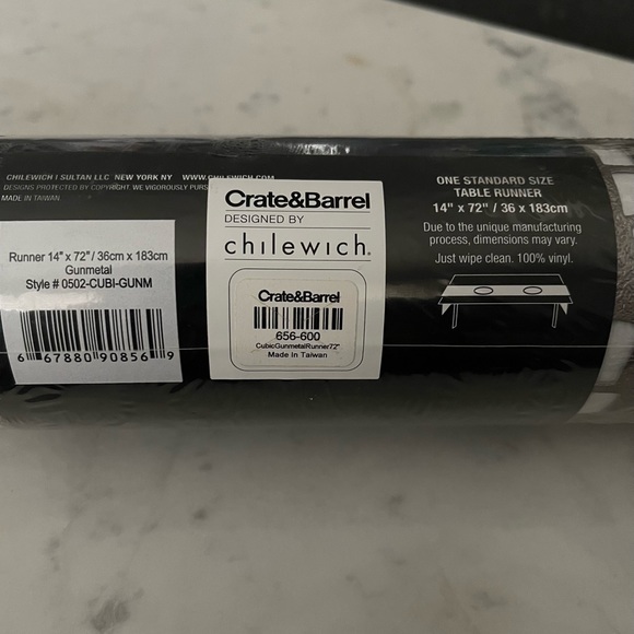 Chilewich Cubic metallic gunmetal vinyl table runner - Picture 5 of 5